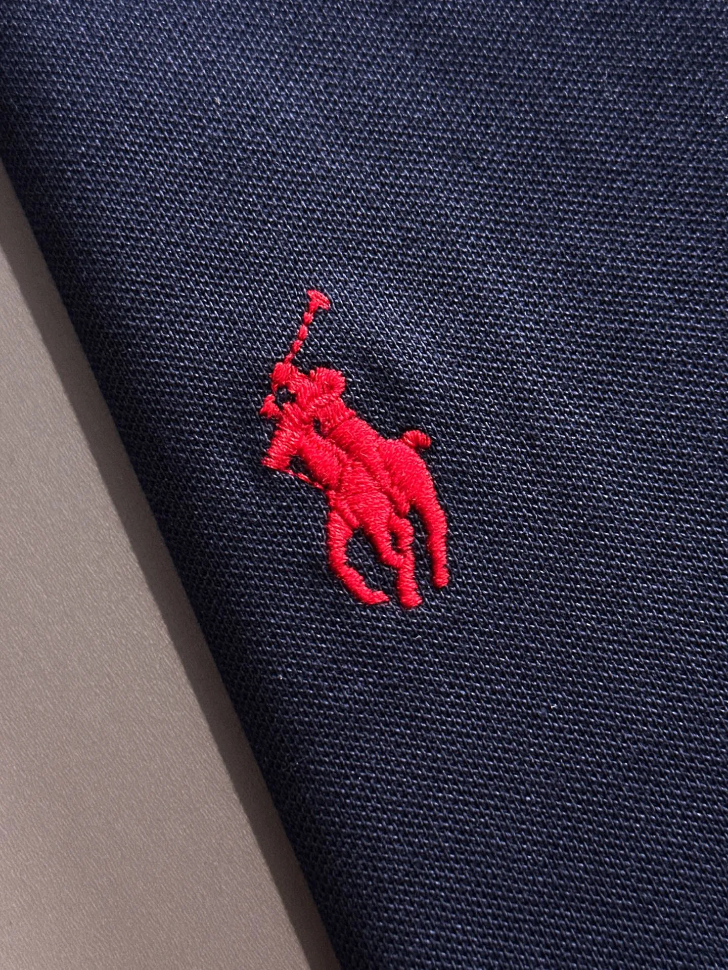 P190 Ralph Lauren/Ralph Lauren [High Quality] Distinguished from ordinary fabrics on the market, men's pure cotton, business casual solid color, short-sleeved T-shirt, lapel POLO shirt, men's summer essentials ✔ In a man's wardrobe, polo shirts must occupy an important place! When it comes to polo shirts made of pure cotton, Ralph Lauren is the perfect choice for comfort and quality ✔ The first choice for high quality! Classic basics that will never go out of style! Designed with classic solid colors, each color can easily match various occasions! Made of 240g pure cotton pique fabric, it is skin-friendly, comfortable and has good breathability, making summer wear refreshing and worry-free! The right shoulder style modifies the shoulder shape, enhances the style and temperament, and perfectly fits everyone's needs! Whether it is daily travel or business occasions, it is easy and versatile! The feeling of relaxation is even better. Everywhere you look, there are texture details! There are many colors to choose from, from stable dark colors to dynamic light colors, meeting the needs of different occasions! Exquisite workmanship, the improvement of one's own image is the pursuit of quality of life! , the details of the turning and wiring are also the original factory craftsmanship. Needless to say, the quality is after all, it is something from the original factory... If you like it, don’t miss it! For men, this type of short-sleeved Polo shirt is naturally indispensable!  All three standards are complete! Simple business casual essentials! Color: Black White Gray Royal Blue Size: M-2XL